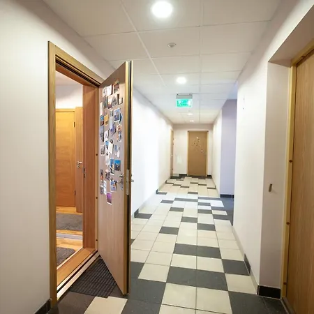 Minimalistic In A Beautiful Neighbourhood. Free Parking. Daire