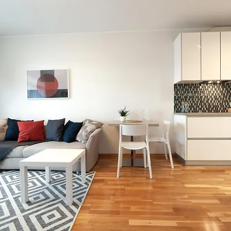 Minimalistic In A Beautiful Neighbourhood. Free Parking. *