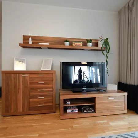 Minimalistic In A Beautiful Neighbourhood. Free Parking. *