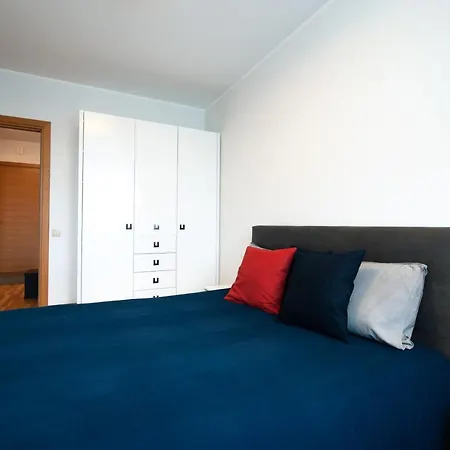 Minimalistic In A Beautiful Neighbourhood. Free Parking. リガ