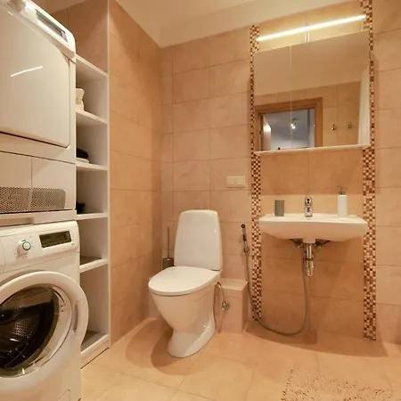 Minimalistic In A Beautiful Neighbourhood. Free Parking. Appartement Riga