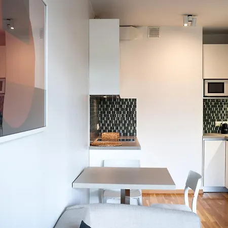 Minimalistic In A Beautiful Neighbourhood. Free Parking. *